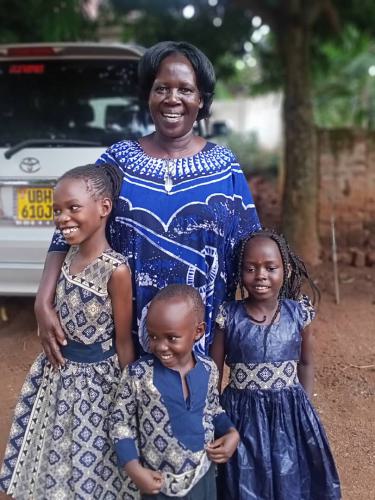 Irene mit ihren Enkelkindern, den Kindern ihres Sohnes Dickson