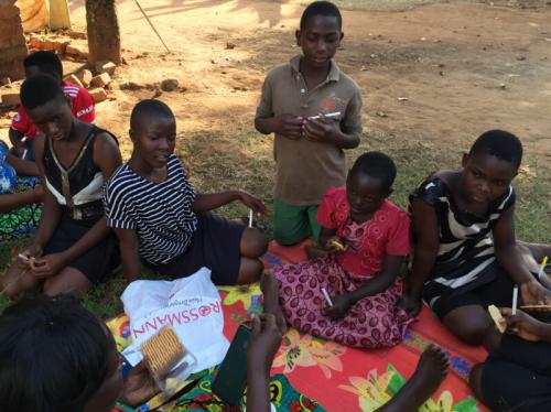 Zu Weihnachten wurde ein großes Paket mit Kleidung, Malsachen und Schokolade nach Uganda geschickt