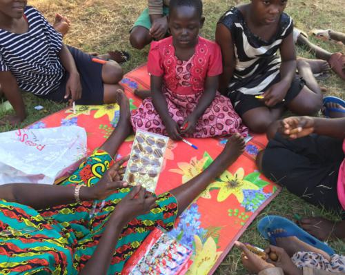 Weihnachtsgeschenke werden verteilt