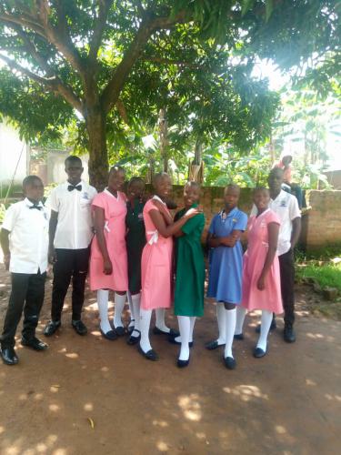 Nach der langen Corona-Pause können alle wieder zur Schule gehen. Dabei handelt es sich um eine Boarding-School, bei der die Kinder und Jugendlichen jeweils mehrere Wochen verbringen..