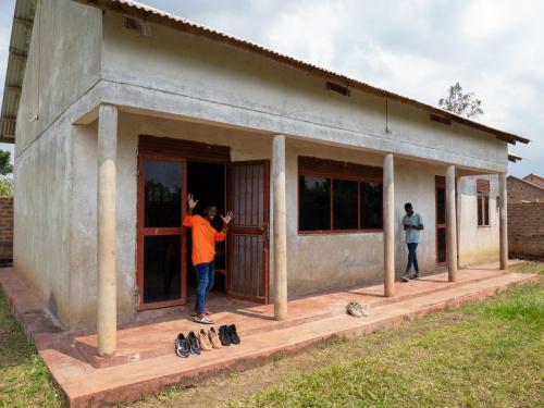 Paddy vor dem Gemeinschaftshaus