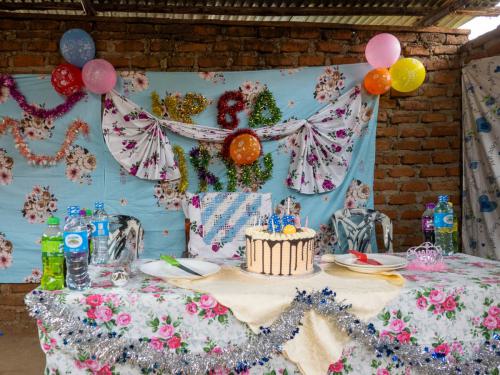 Die Überraschungs-Geburtstagsfeier von Irene haben die Kinder vorbereitet