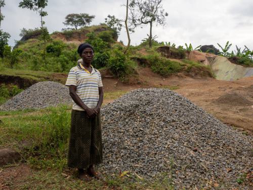Das Klopfen und Verkaufen von Steinen gehört zur Haupterwerbsquelle 