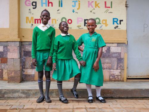 Lawrence, Sharon und Anisha in der Schule